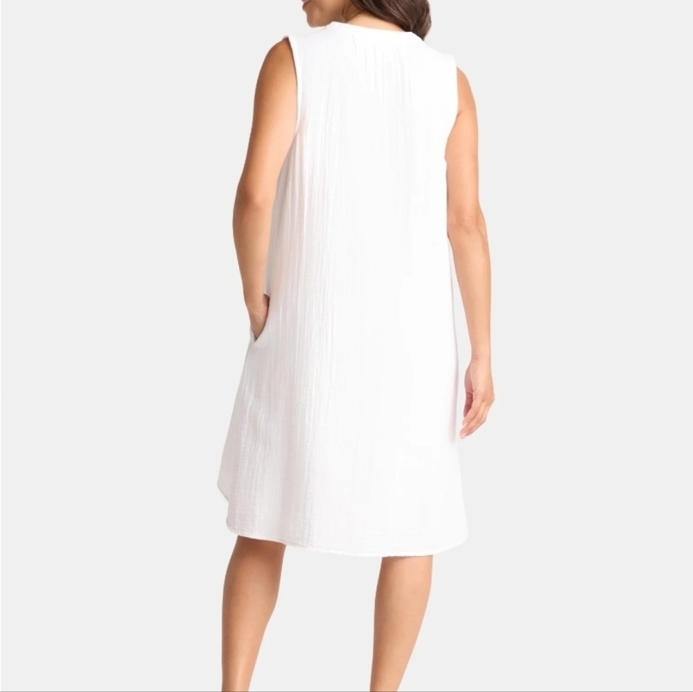 Time and Tru White Sleeveless Blouse